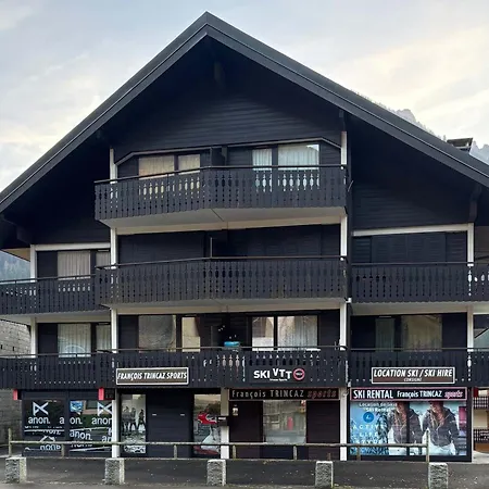Au Centre Du Village Avec Balcon Et Parking - Fr-1-692-104 Apartment *