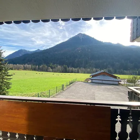 Au Centre Du Village Avec Balcon Et Parking - Fr-1-692-104